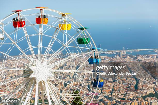 ferris wheel and barcelona skyline, catalonia, spain - barcelona free stock-fotos und bilder