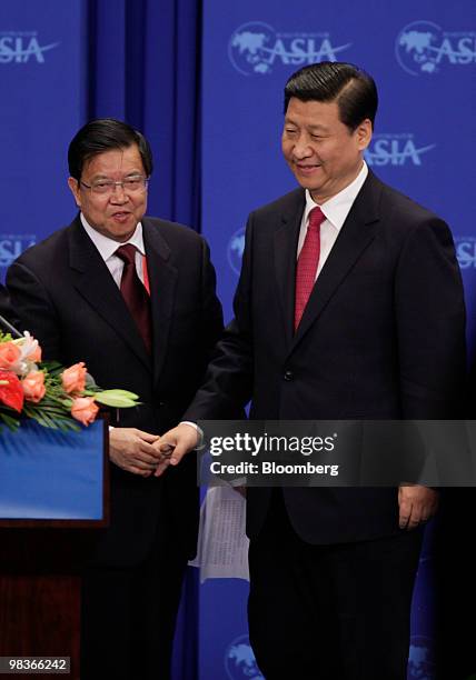 Long Yongtu, secretary general of the Boao Forum for Asia, left, introduces Xi Jinping, China's vice president, at the Boao Forum for Asia in Boao,...