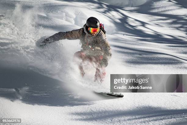 aosta valley vii - skifahren und snowboarden stock-fotos und bilder