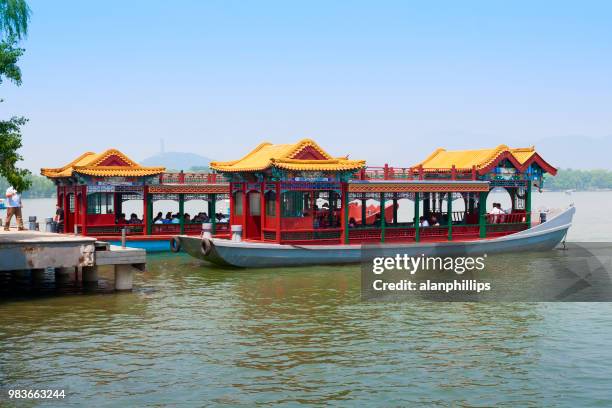dragon boten op kunming meer gonna summer palace - lake palace stockfoto's en -beelden
