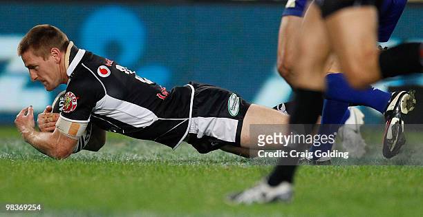 Brent Tate of the Warriors scores a try during the round five NRL match between the Canterbury Bulldogs and the Warriors at ANZ Stadium on April 10,...