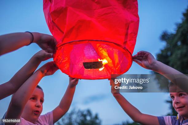 vrijgeven van papieren lantaarns - paper lantern stockfoto's en -beelden