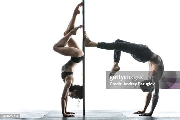 posing of pole dance couple in studio - pole dance stockfoto's en -beelden