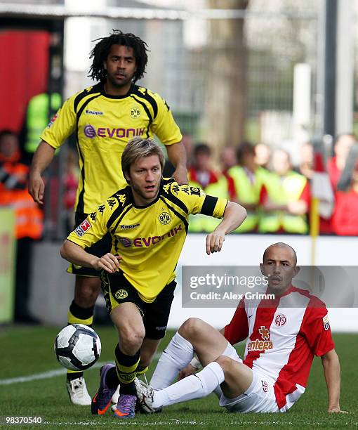 Elkin Soto of Mainz is challenged by Jakub Blaszczykowski and Patrick Owomoyela of Dortmund during the Bundesliga match between FSV Mainz 05 and...