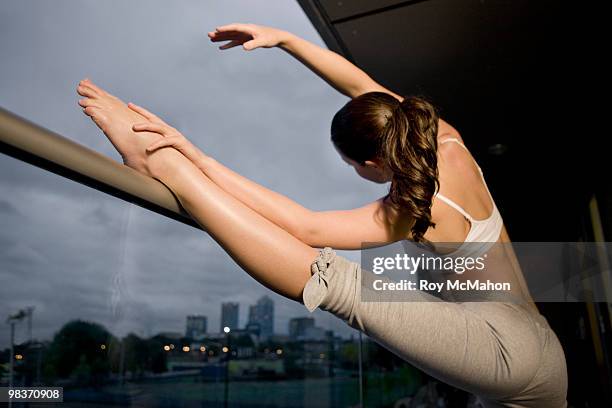 woman doing yoga on the balcony - vista traseira a três quartos - fotografias e filmes do acervo