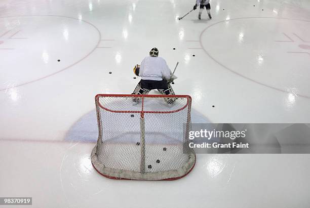 ice hockey goalie during practice - ice hockey goaltender - fotografias e filmes do acervo