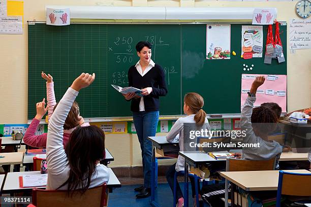 students in classroom - primary school teacher stock pictures, royalty-free photos & images