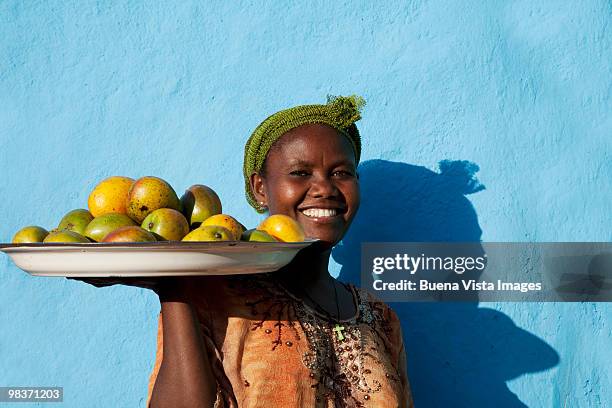 ethiopian woman selling fruits - ethiopische etniciteit stockfoto's en -beelden