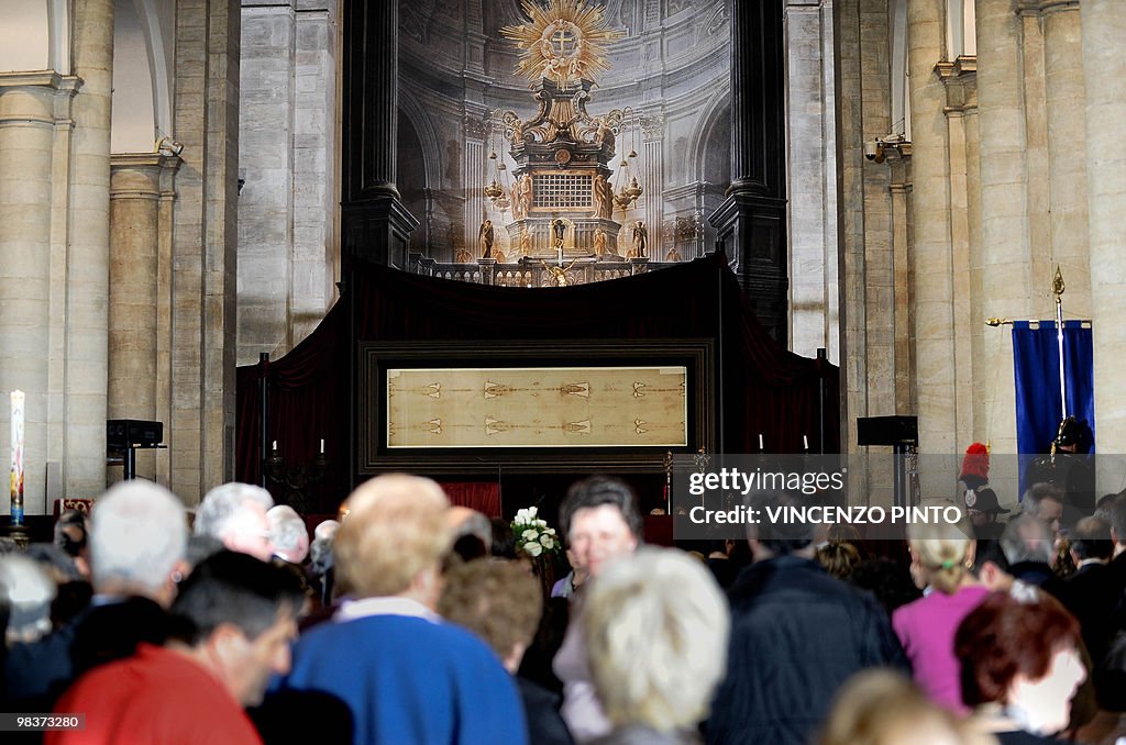 Visitors look at the Shroud of Turin (C)