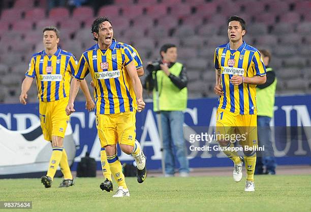 Parma players celebrate with Luis Jimenez after he scored the winning goal during the Serie A match between SSC Napoli and Parma FC at Stadio San...