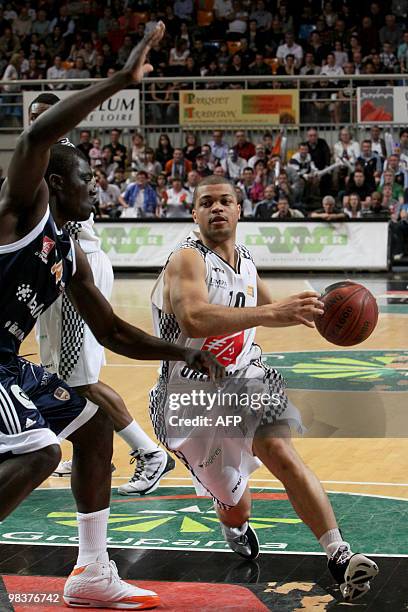 Orleans's William Herve vies with Gravelines's Simon Vantilcke during the French ProA basketball match Orleans vs. Gravelines, on April 10, 2010 in...