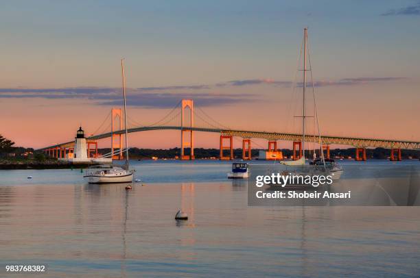 goat island lighthouse and the jamestown at sunrise, newport, ri, rhode island - newport-rhode-island stockfoto's en -beelden