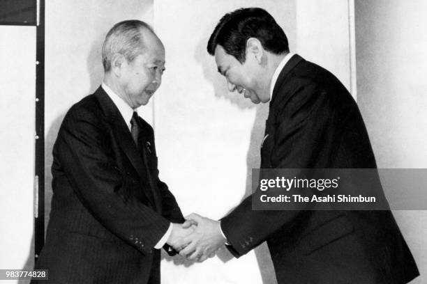 Yohei Kono shakes hands with Kiichi Miyazawa as he returns to the ruling Liberal Democratic Party on January 15, 1987 in Atsugi, Kanagawa, Japan.