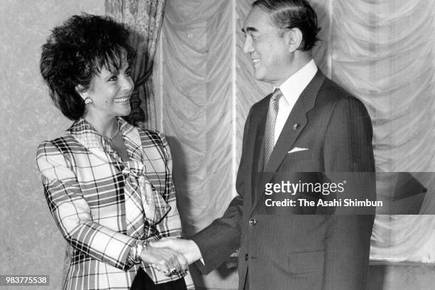 Actress Elizabeth Taylor and Japanese Prime Minister Yasuhiro Nakasone shake hands during their meeting at the prime minister's official residence on...