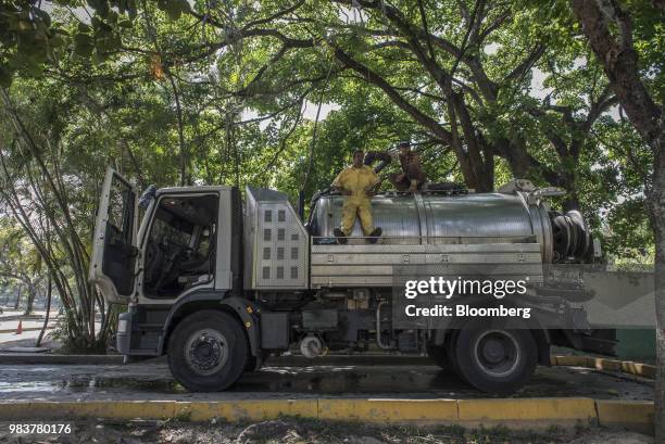 Sewage truck waits near a water filling station at the Parque del Este in the Chacao district of Caracas, Venezuela, on Thursday, May 31, 2018....