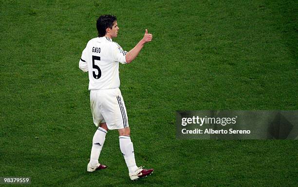 Fernando Gago of Real Madrid in action during the La Liga match between Real Madrid and Barcelona at Estadio Santiago Bernabeu on April 10, 2010 in...