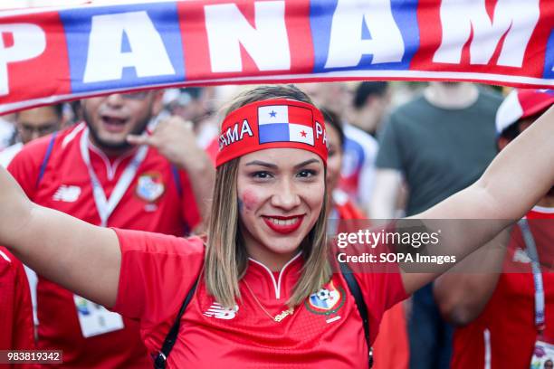 Girl seen wearing a shirt of the national team of Panama with a scarf.