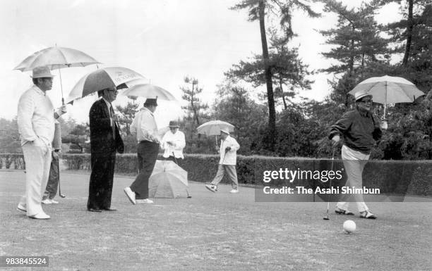 Executive members of ruling Liberal Democratic Party's faction led by former Prime Minister Kakuei Tanaka play golf on June 20, 1987 in Ritto, Shiga,...