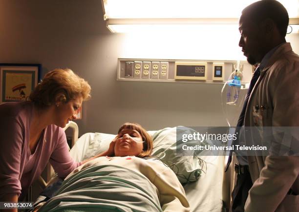 Heavy" Episode 16 -- Pictured: Cynthia Ettinger as Mrs. Simms, Jennifer Stone as Jessica Simms, and Omar Epps as Dr. Eric Foreman --