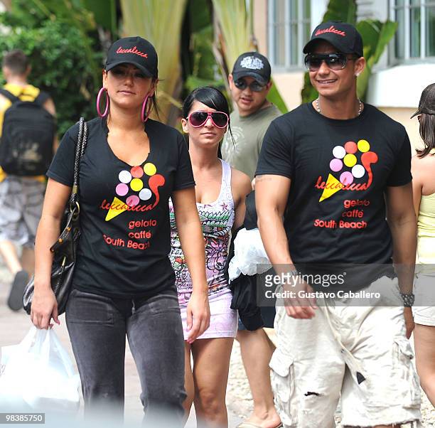 puppy spijsvertering statisch 14 Miami Celebrity Candids April 10 2010 Photos and Premium High Res  Pictures - Getty Images