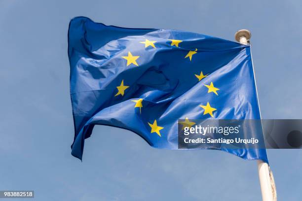 european union flag at berlaymont building - eec headquarters stock pictures, royalty-free photos & images