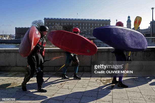 Kayakers look for a spot to enter the river near the Royal Palace in downtown Stockholm on April 11, 2010. AFP PHOTO OLIVIER MORIN