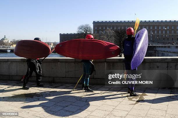 Kayakers look for a spot to enter the river near the Royal Palace in downtown Stockholm on April 11, 2010. AFP PHOTO OLIVIER MORIN