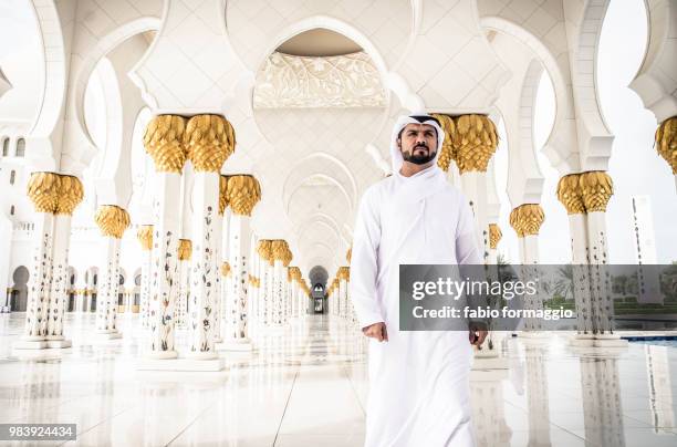 arabic man at sheikh zayed mosque - sheikh zayed portrait stock pictures, royalty-free photos & images