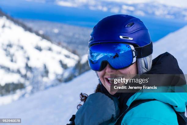 close up of smiling caucasian woman on snowboard in snowy mounta - francis winter stock-fotos und bilder