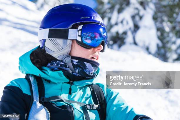 close up of smiling caucasian woman on snowboard in snowy mounta - francis winter stock-fotos und bilder