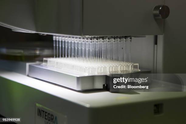 Pipetting Machine 909 Pipetting Sample Stock Photos, High-Res Pictures, and Images ...