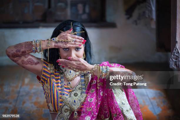 close up beautiful indian girl young hindu woman model with kund - kund stock pictures, royalty-free photos & images