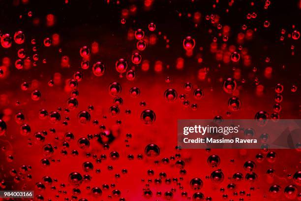 red bubbles (dark background) - chemistry macro stock-fotos und bilder