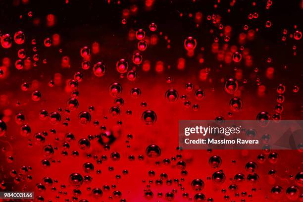 red bubbles (dark background) - carbonation foto e immagini stock