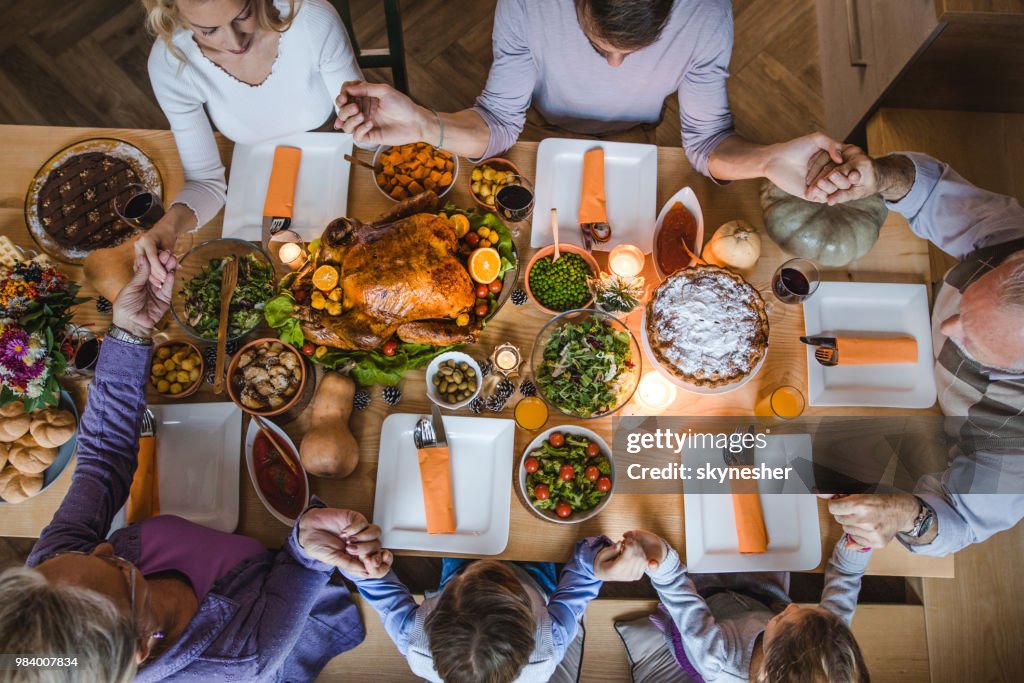 Über Ansicht der Großfamilie sagen Gnade vor Thanksgiving-Dinner.