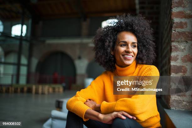 porträt eines lächelnden afroamerikanischen frau - candid women stock-fotos und bilder