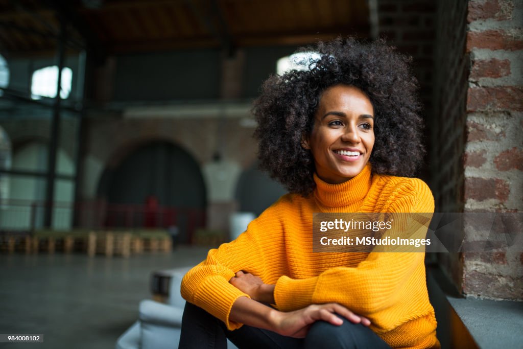 Retrato de la sonriente mujer Afroamericana