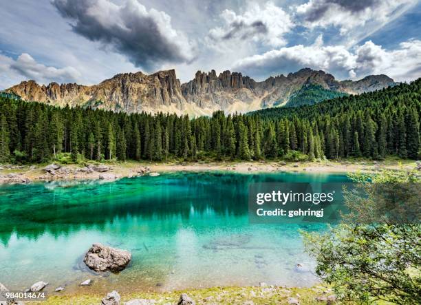 lago di carezza-karersee, in der nähe von bozen, trentino-alto adige, italien - gebirgskette latemar stock-fotos und bilder
