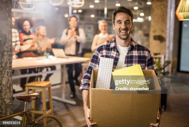 gelukkig freelancer verlaten van het kantoor tevreden na het verlaten van de baan. - quitting a job stockfoto's en -beelden