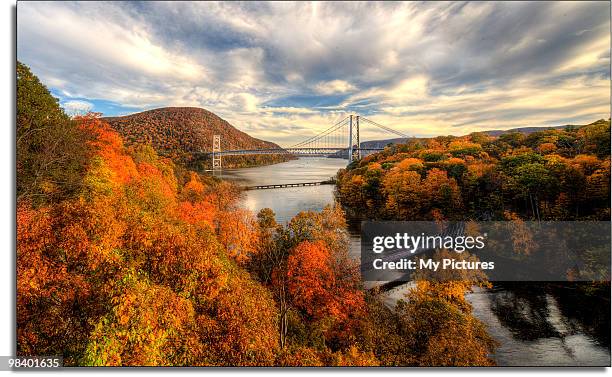 bear mountain bridge - río hudson fotografías e imágenes de stock