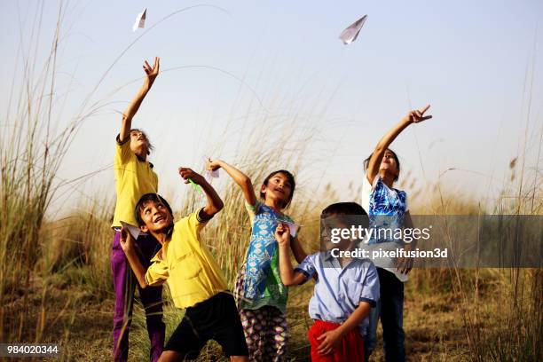 屋外の自然の中で遊ぶ子 - indian child ストックフォトと画像