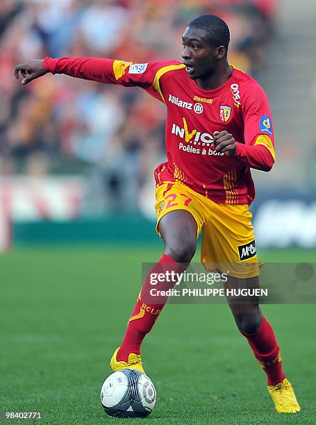 Lens' Malian midfielder Samba Sow controls the ball during the French L1 football match Lens vs Boulogne-sur-Mer on April 10, 2010 at the Felix...