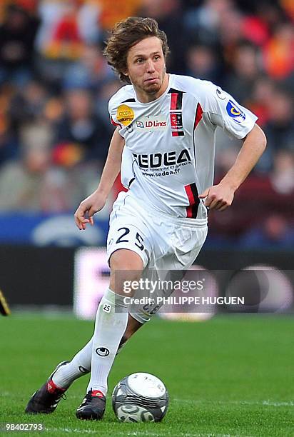 Boulogne's French defender Damien Marcq controls the ball during the French L1 football match Lens vs Boulogne-sur-Mer on April 10, 2010 at the Felix...