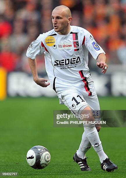 Boulogne's French midfielder Guillaume Ducatel controls the ball during the French L1 football match Lens vs Boulogne-sur-Mer on April 10, 2010 at...