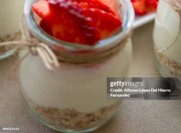 yogoures con copos de avena y fresas - strawberry ice cube studio stock-fotos und bilder