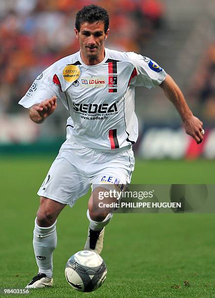 Boulogne's French defender Nicolas Rabuel controls the ball during the French L1 football match Lens vs Boulogne-sur-Mer on April 10, 2010 at the...