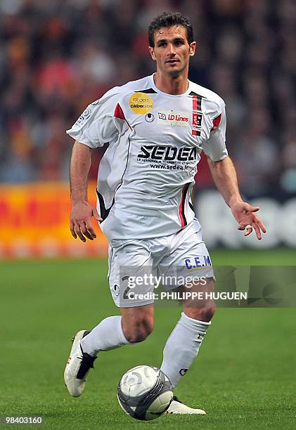 Boulogne's French defender Nicolas Rabuel controls the ball during the French L1 football match Lens vs Boulogne-sur-Mer on April 10, 2010 at the...