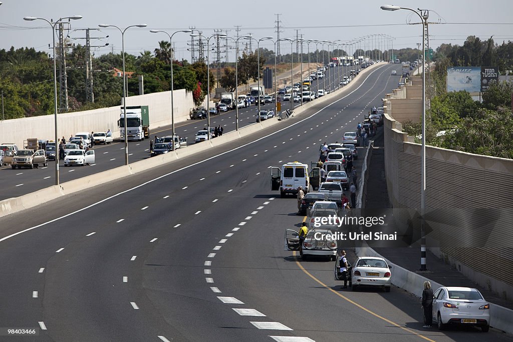 Israelis Stand To Commemorate Holocaust Memorial Day