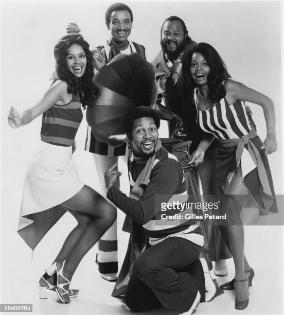 Marilyn McCoo, Lamont McLemore, Billy Davis Jr, Ron Townson and Florence LaRue of The Fifth Dimension pose for a studio group portrait in 1970 in the...