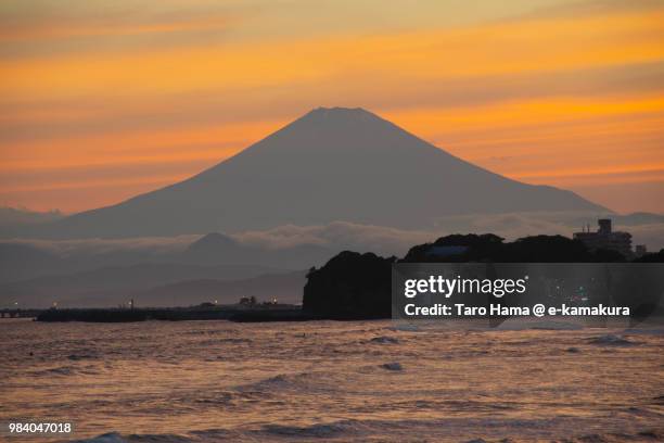 sunset orange-colored clouds on mt. fuji and northern pacific ocean in japan - 三浦半島 ストックフォトと画像